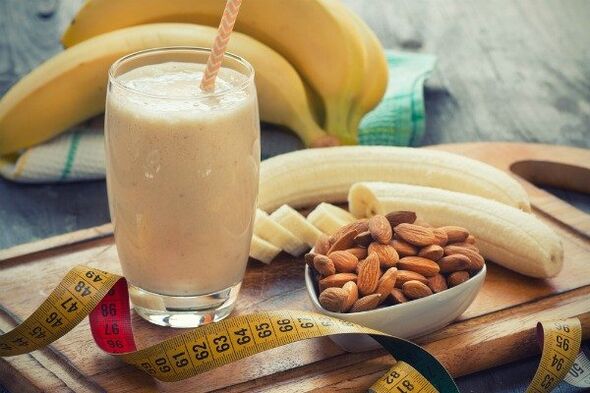 Banana eta almendra dituen smusak